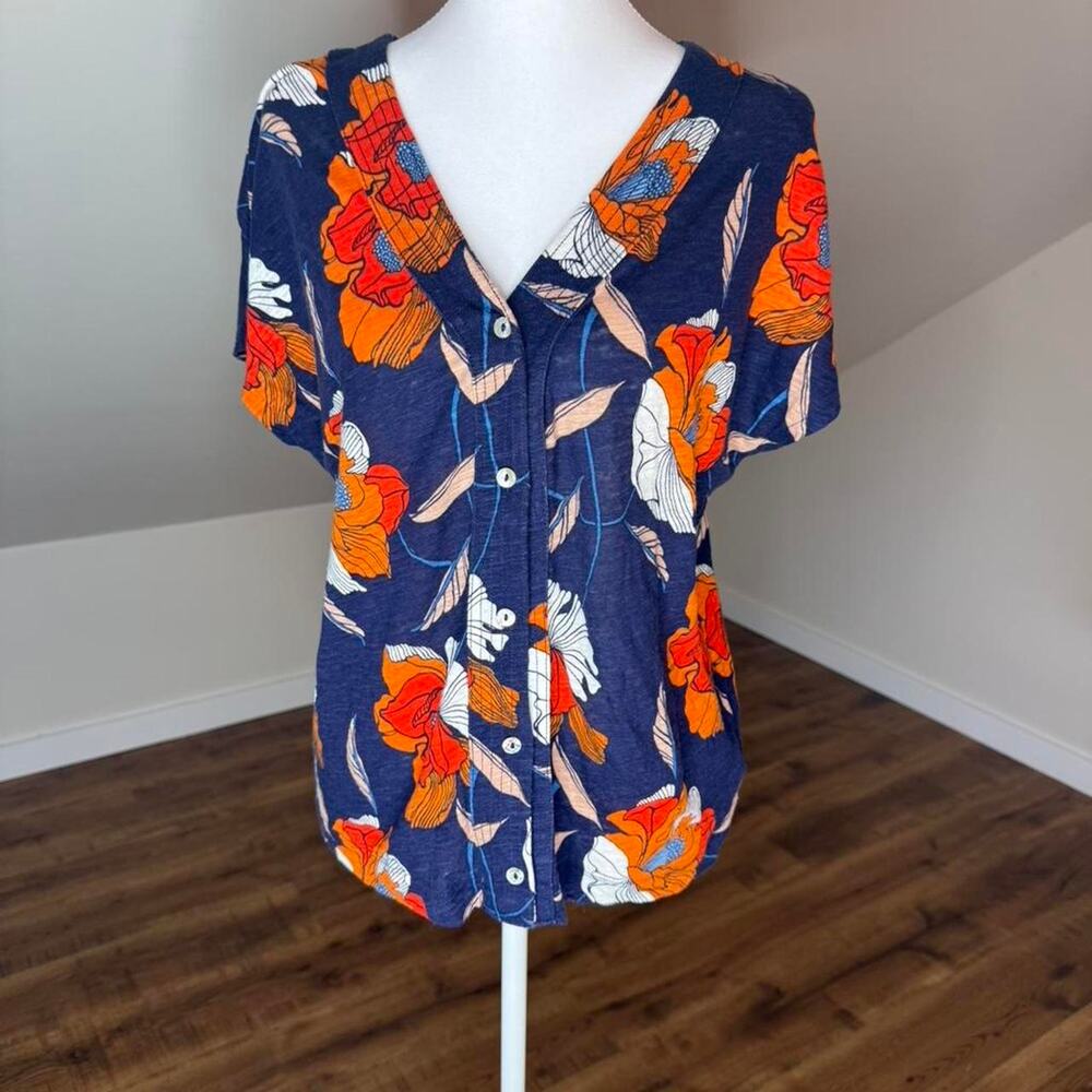 Tahari Linen navy floral button up blouse with V-neck and‎ short sleeves.